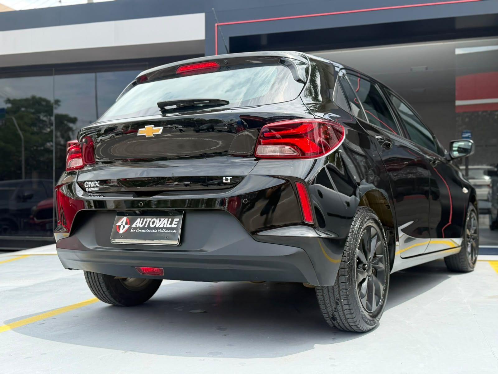 CHEVROLET Onix Hatch - Foto