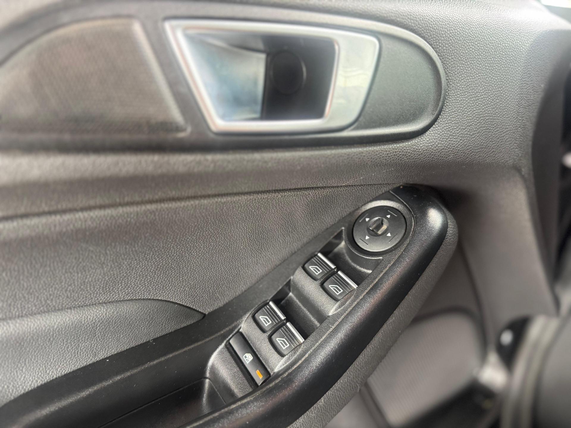 FORD Fiesta Hatch - Foto