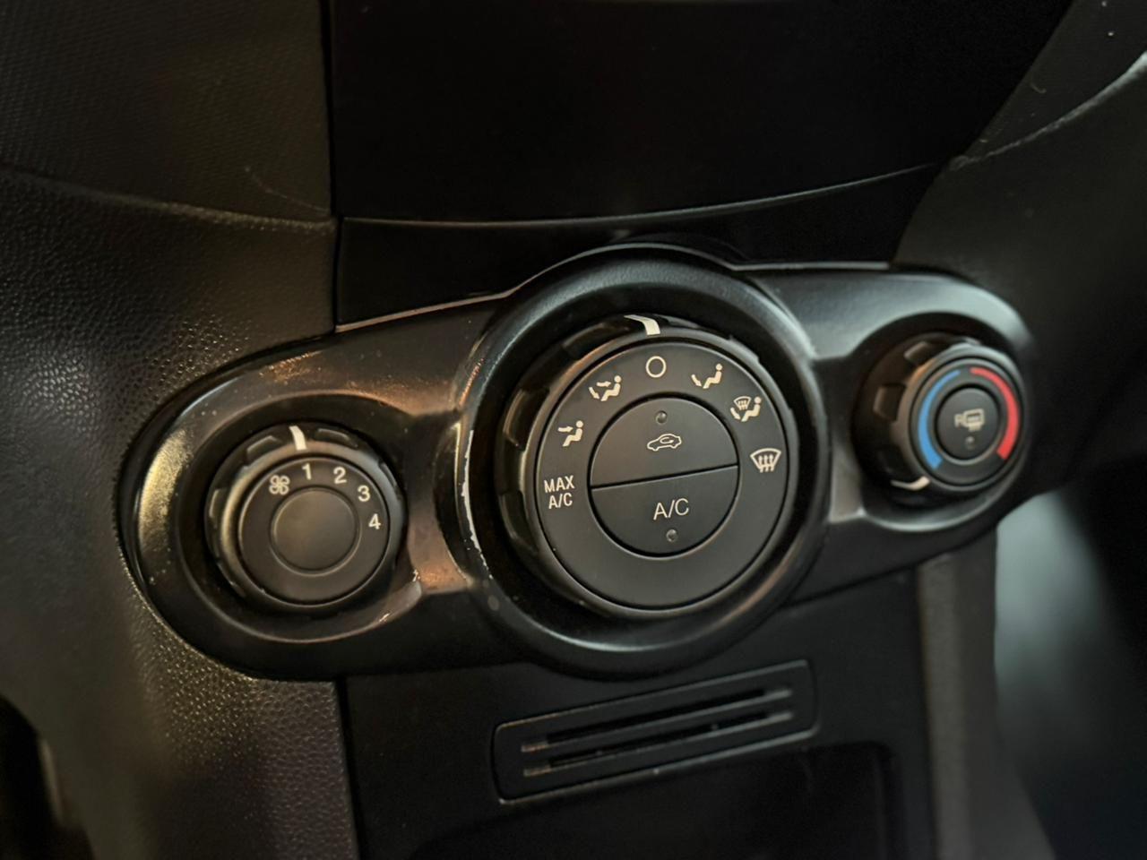 FORD Fiesta Hatch - Foto