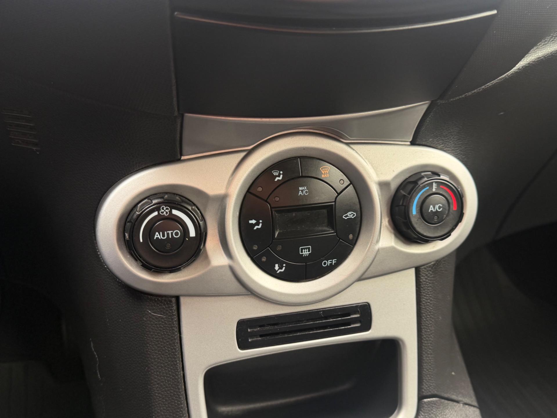 FORD Fiesta Hatch - Foto