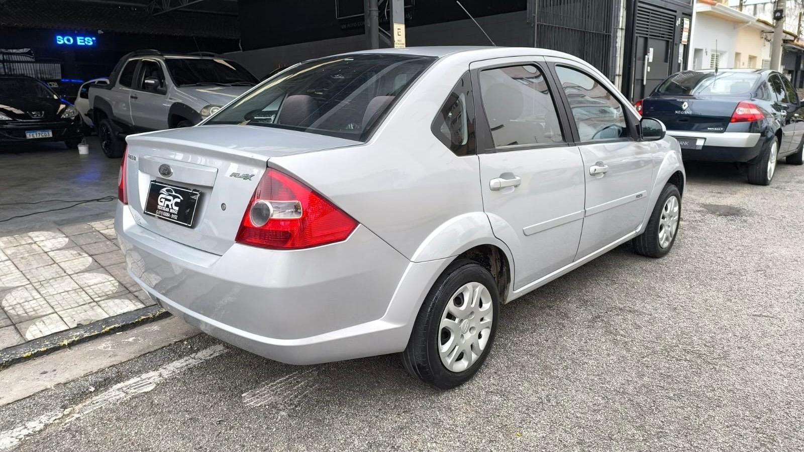 FORD Fiesta Sedan - Foto