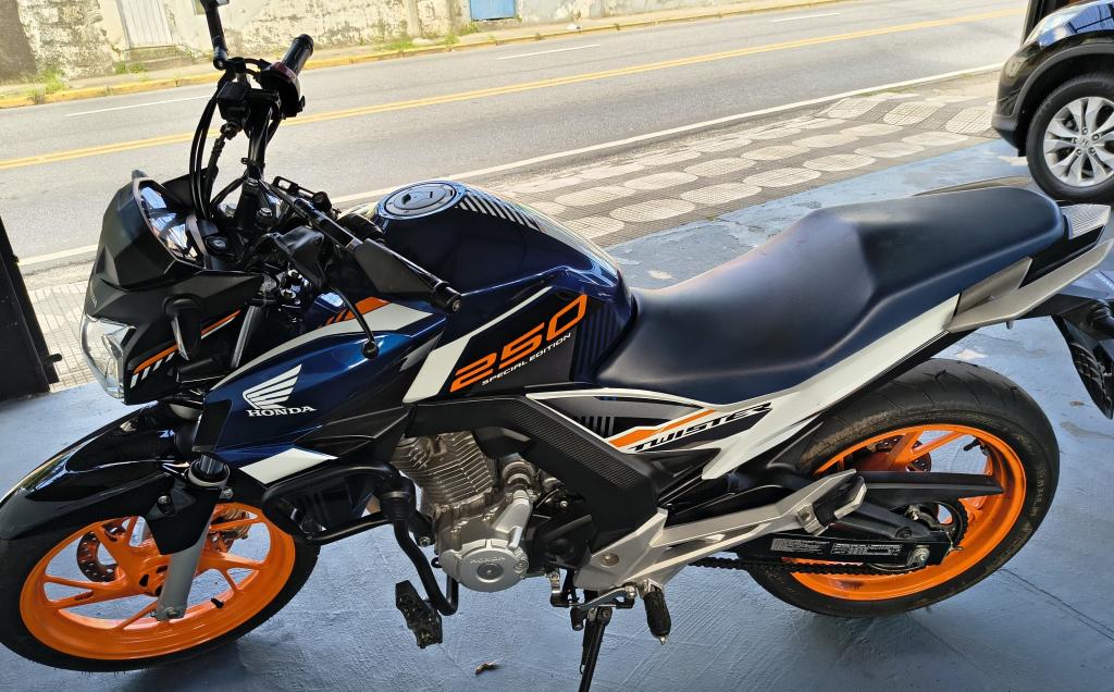 HONDA CB 250 F Twister - Foto