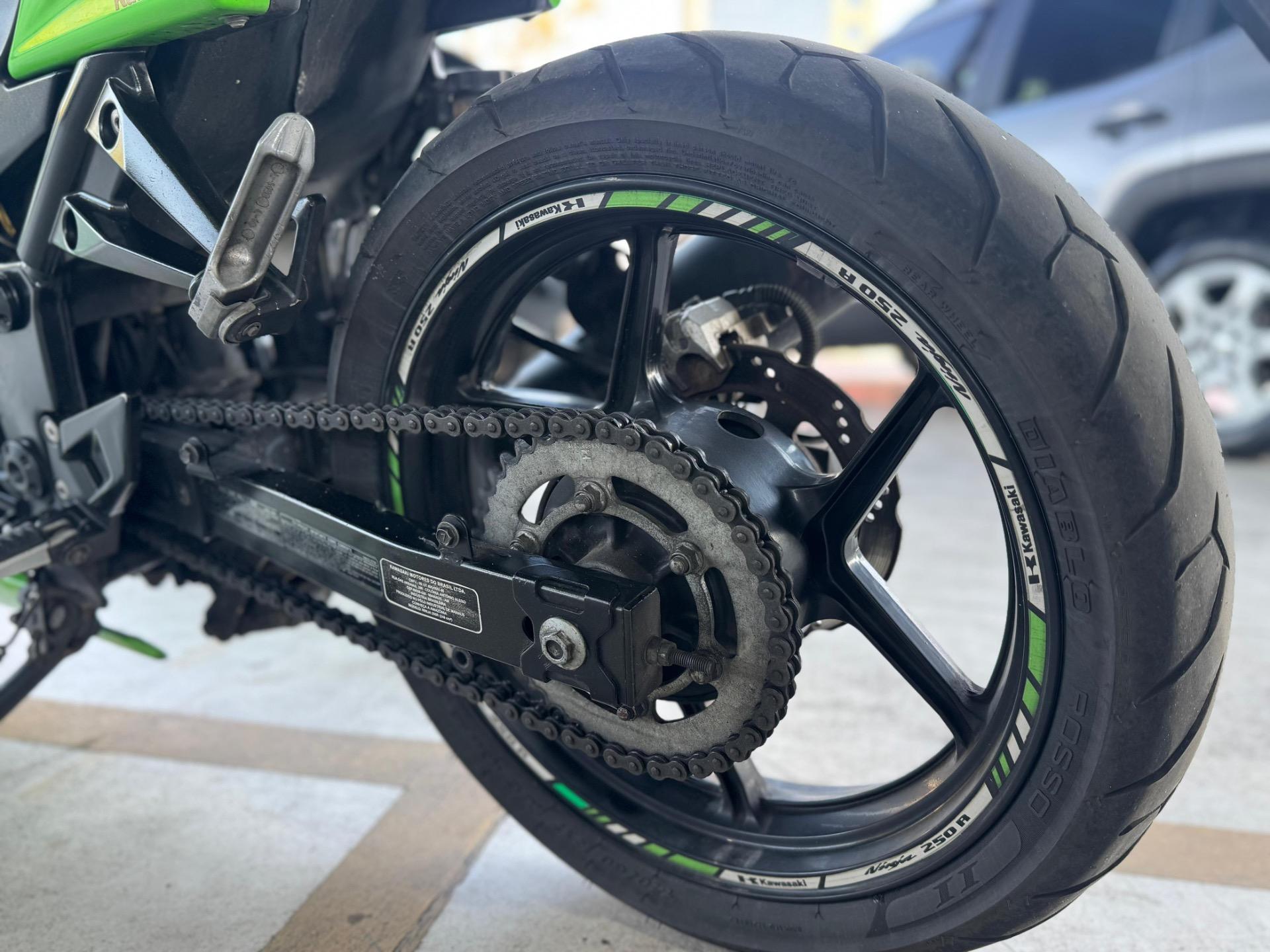 KAWASAKI Ninja 250 - Foto