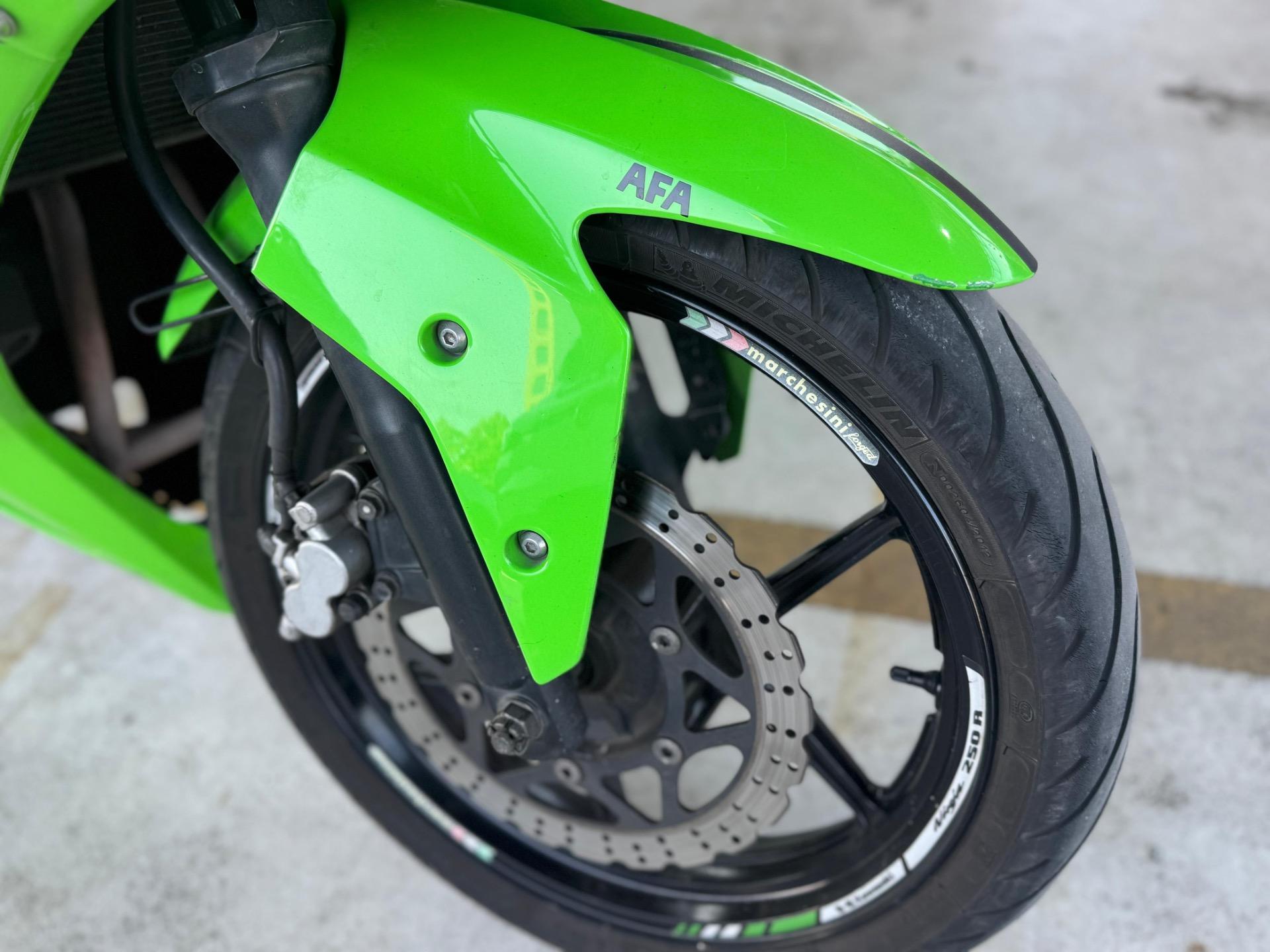 KAWASAKI Ninja 250 - Foto