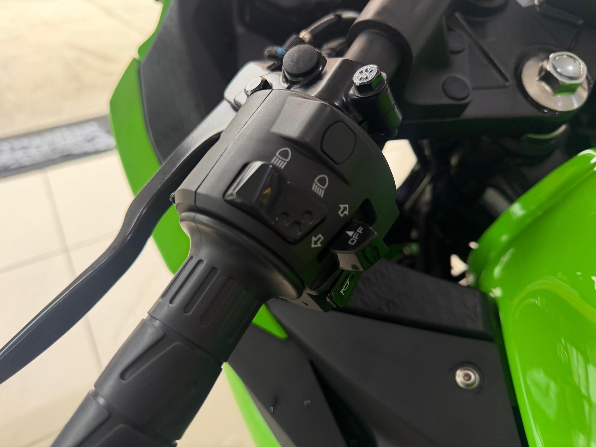 KAWASAKI Ninja 300 - Foto