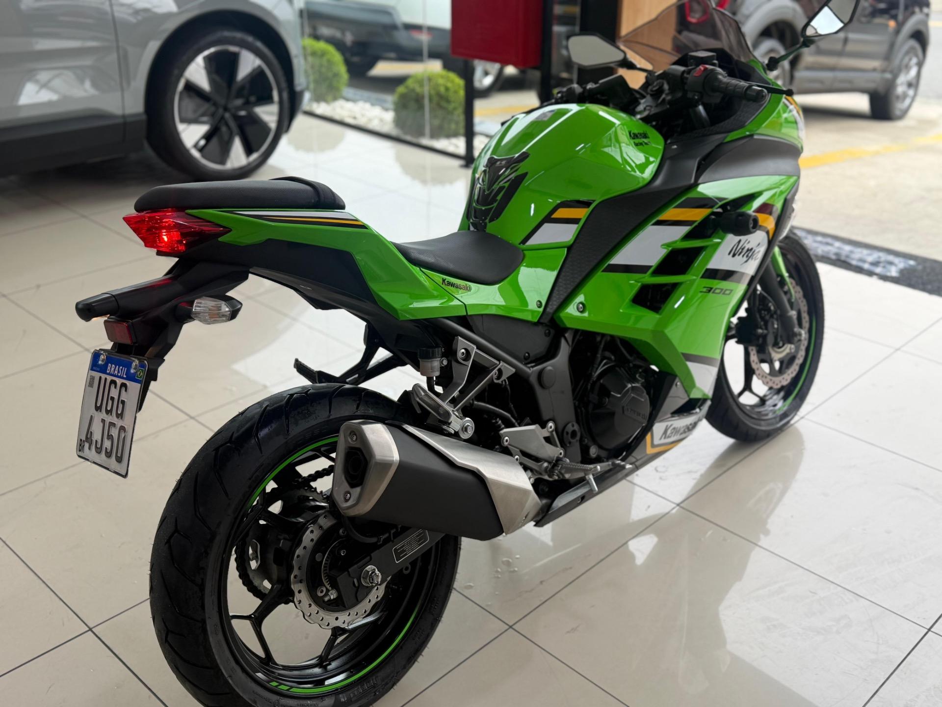 KAWASAKI Ninja 300 - Foto