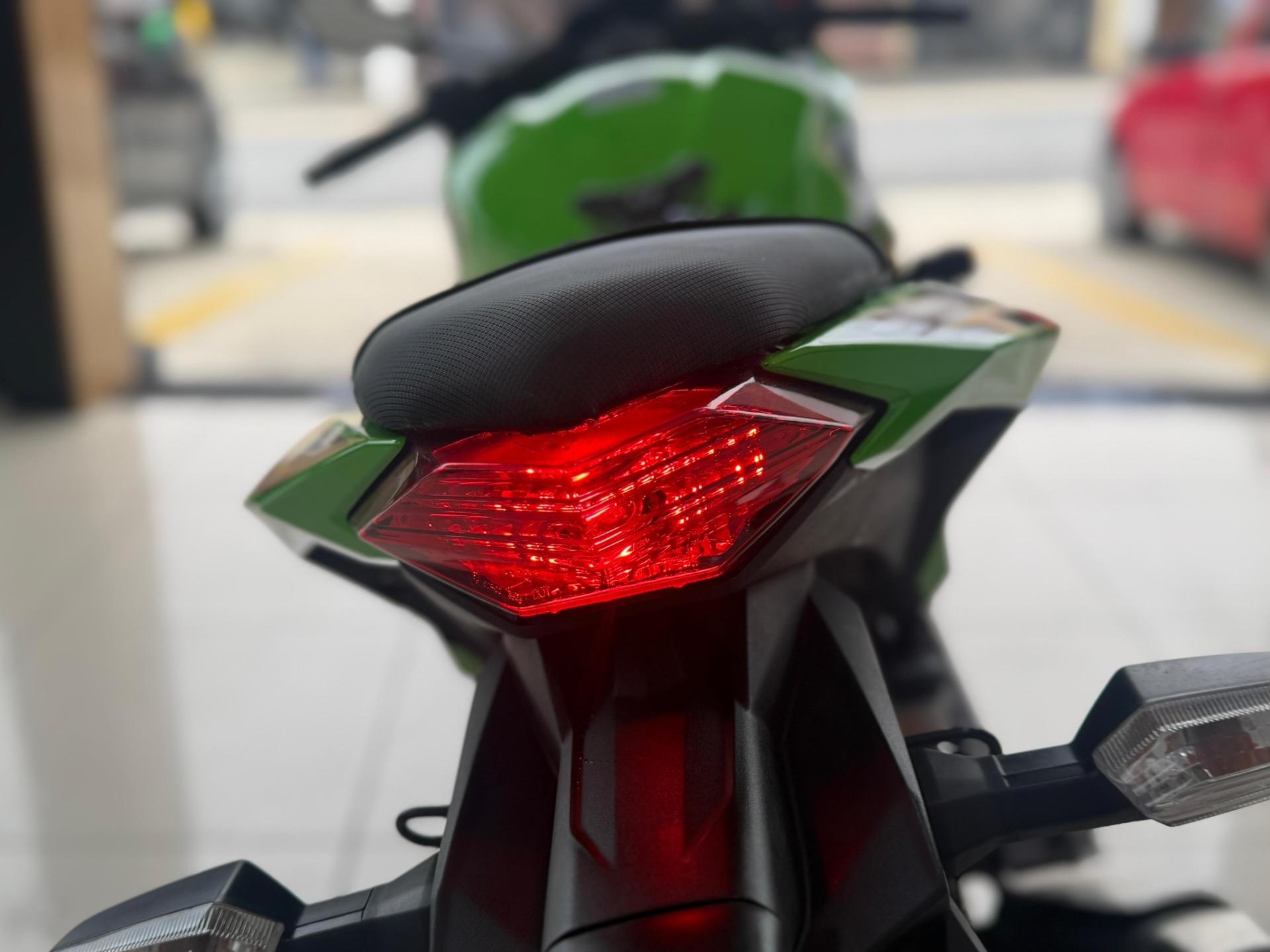 KAWASAKI Ninja 300 - Foto
