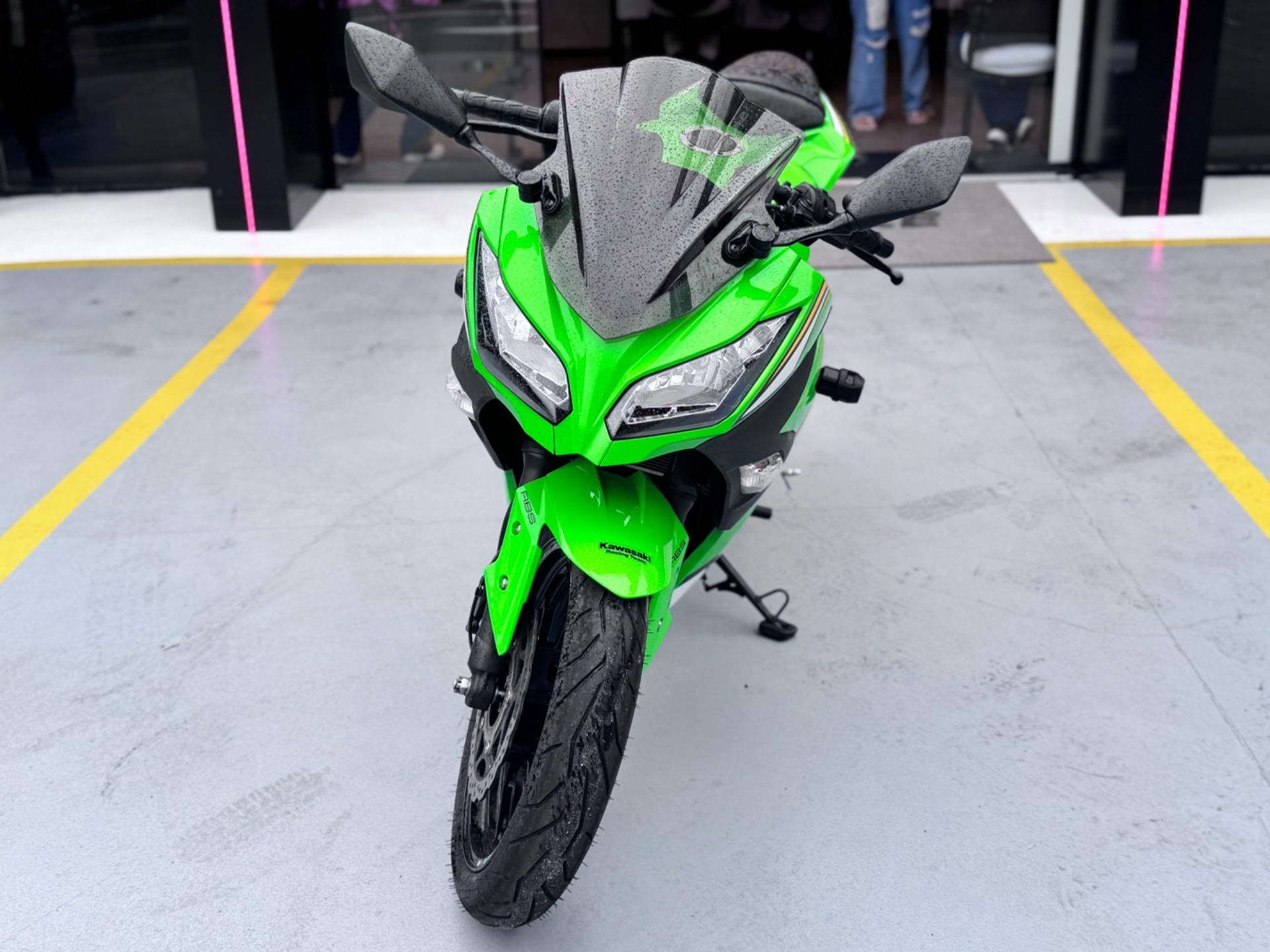 KAWASAKI Ninja 300 - Foto