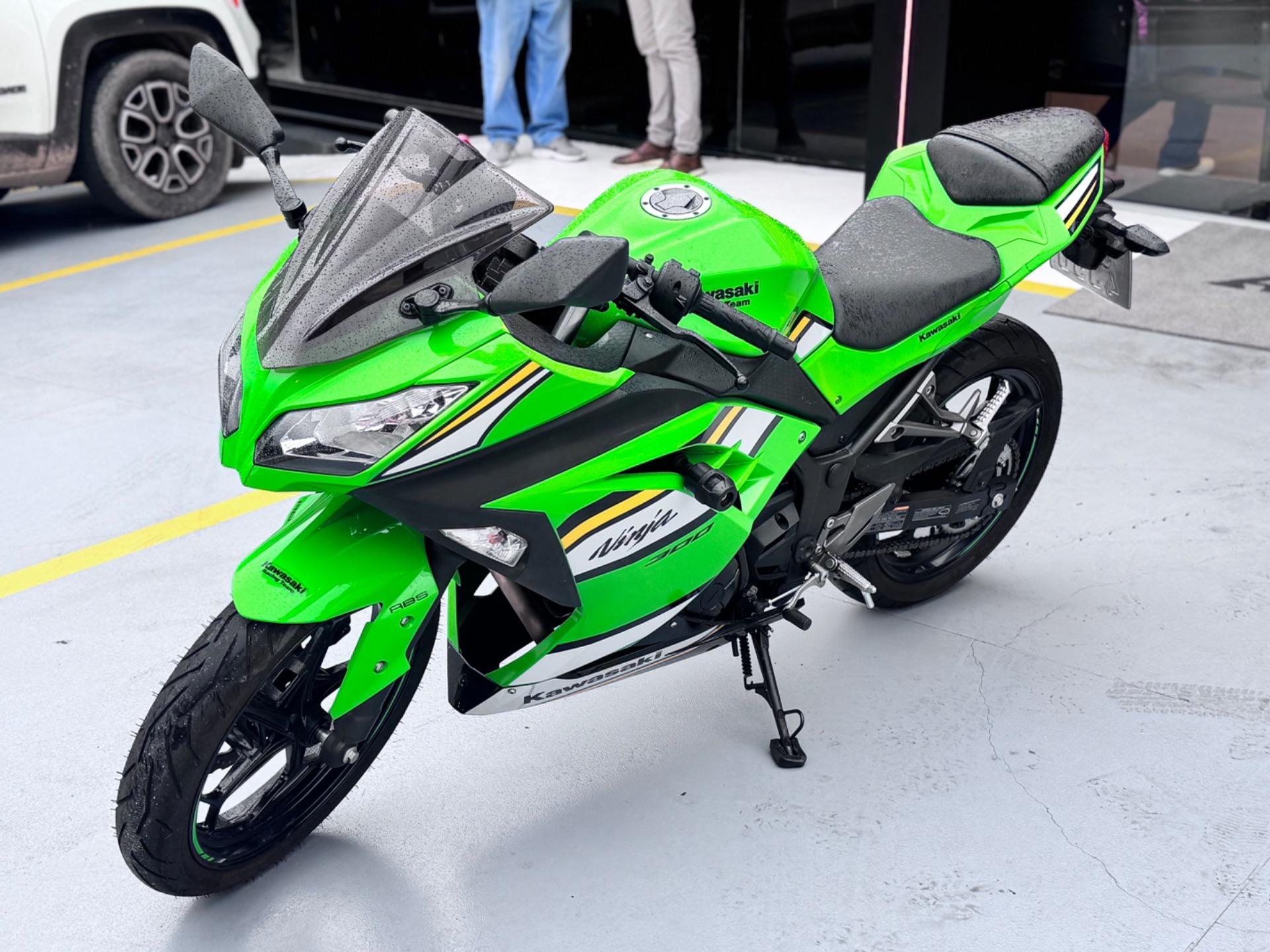 KAWASAKI Ninja 300 - Foto