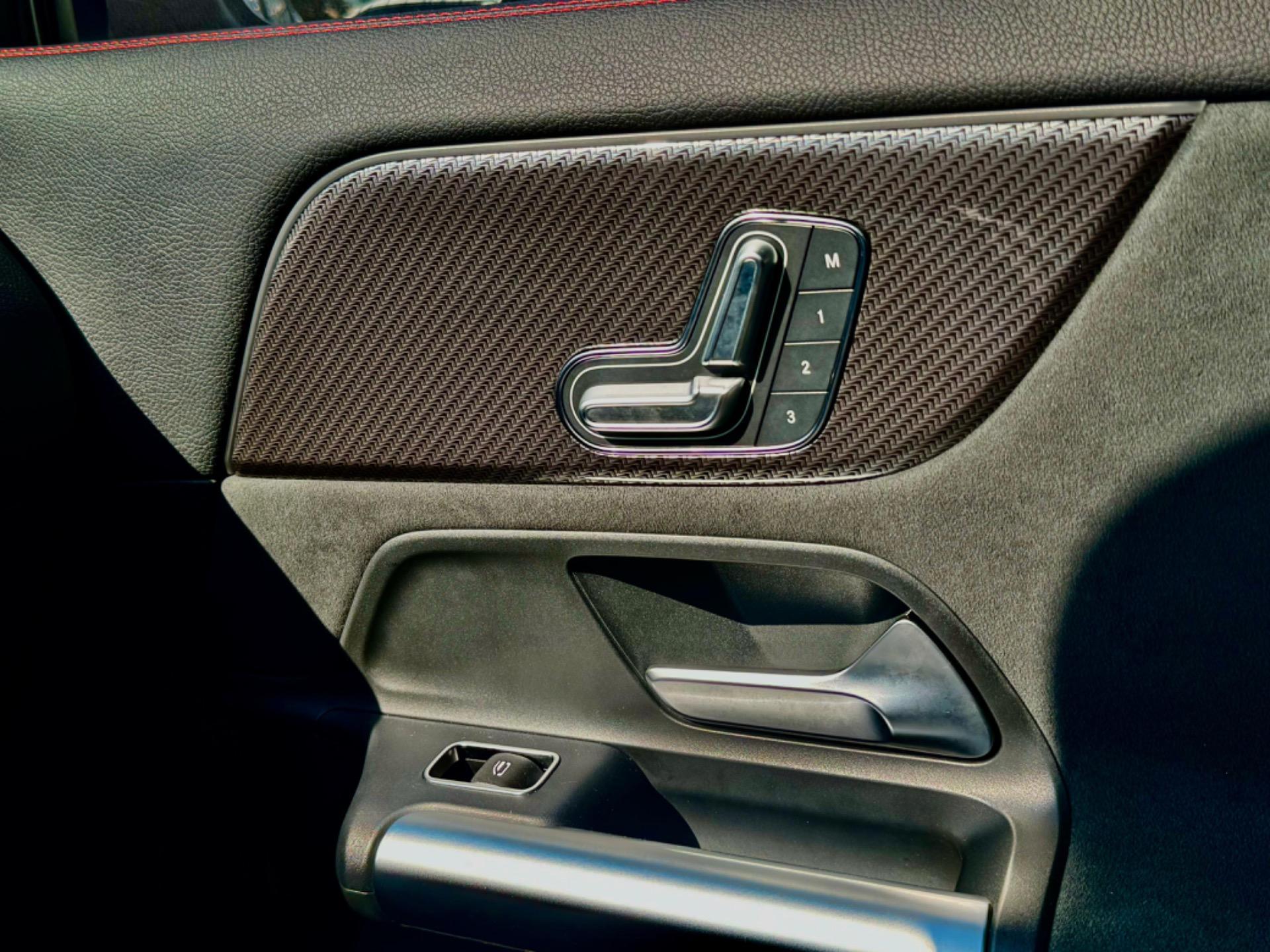 MERCEDES-BENZ GLB 200 - Foto