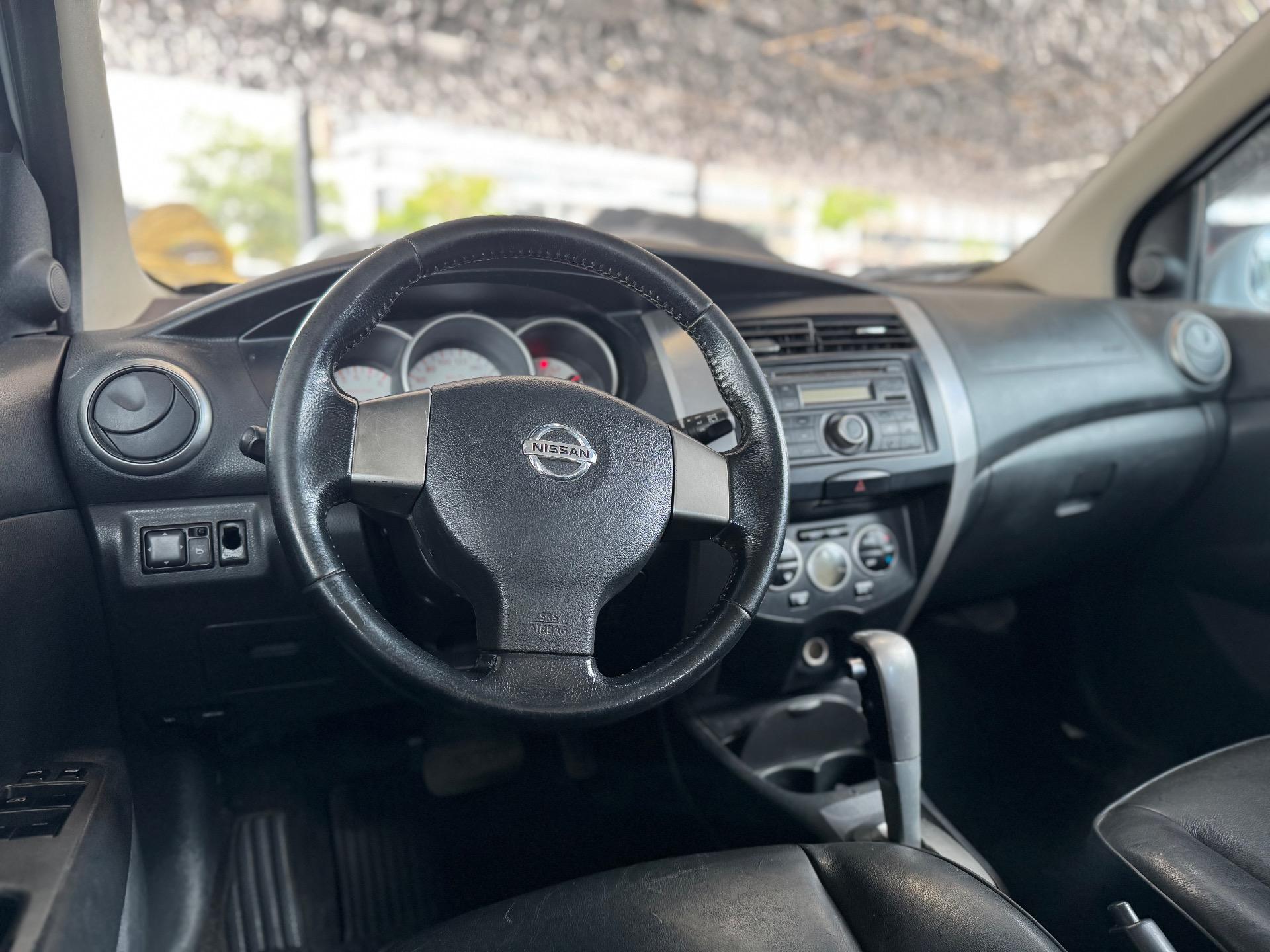 NISSAN Livina - Foto