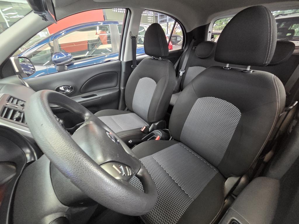 NISSAN March - Foto