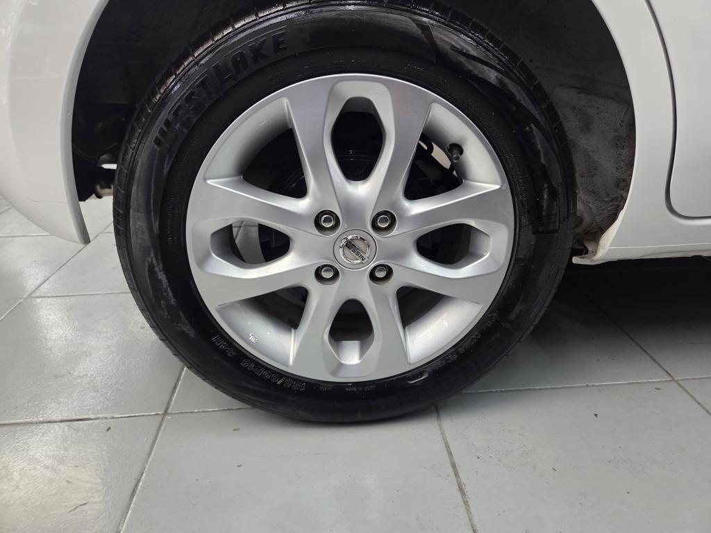 NISSAN March - Foto
