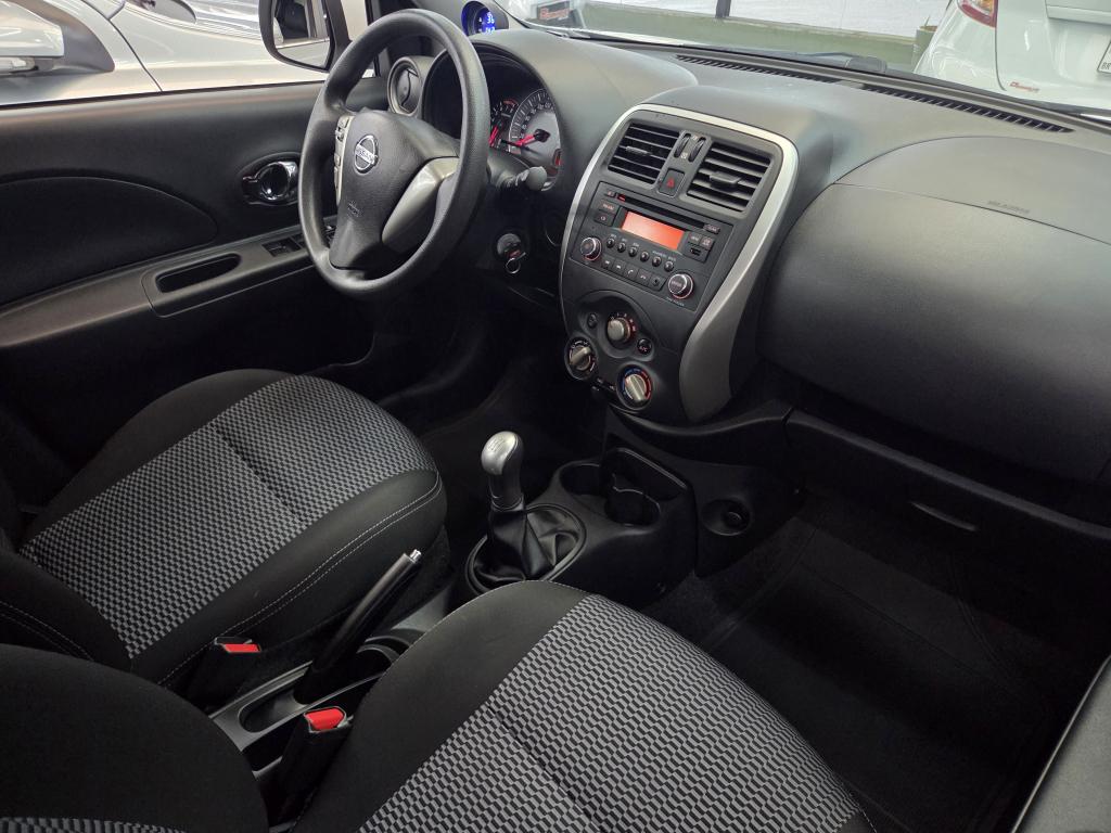 NISSAN March - Foto