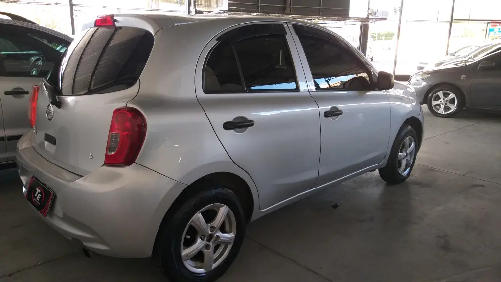 NISSAN March - Foto
