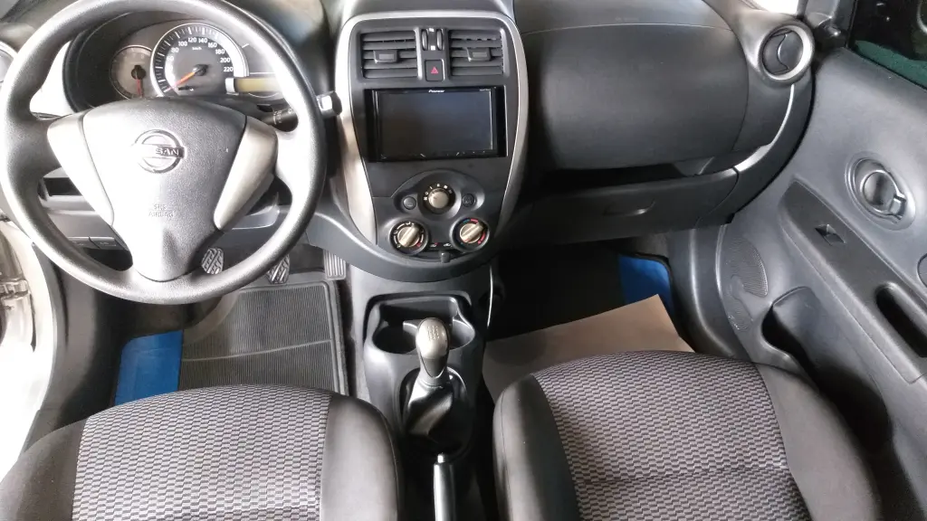 NISSAN March - Foto
