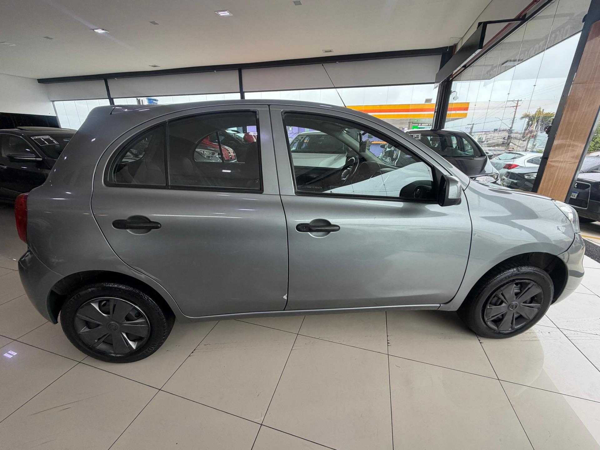 NISSAN March - Foto
