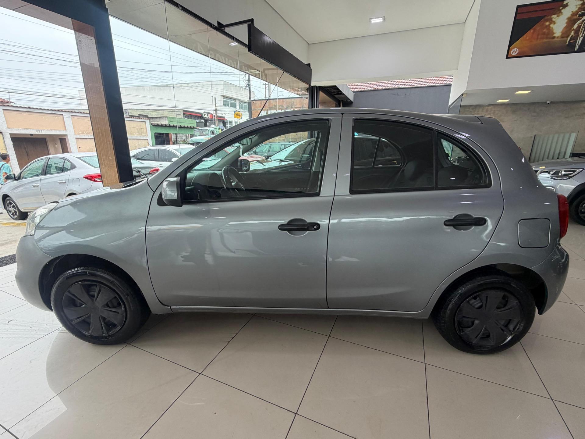 NISSAN March - Foto