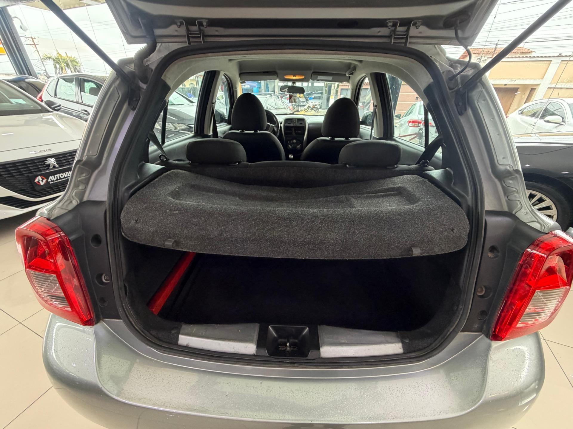 NISSAN March - Foto