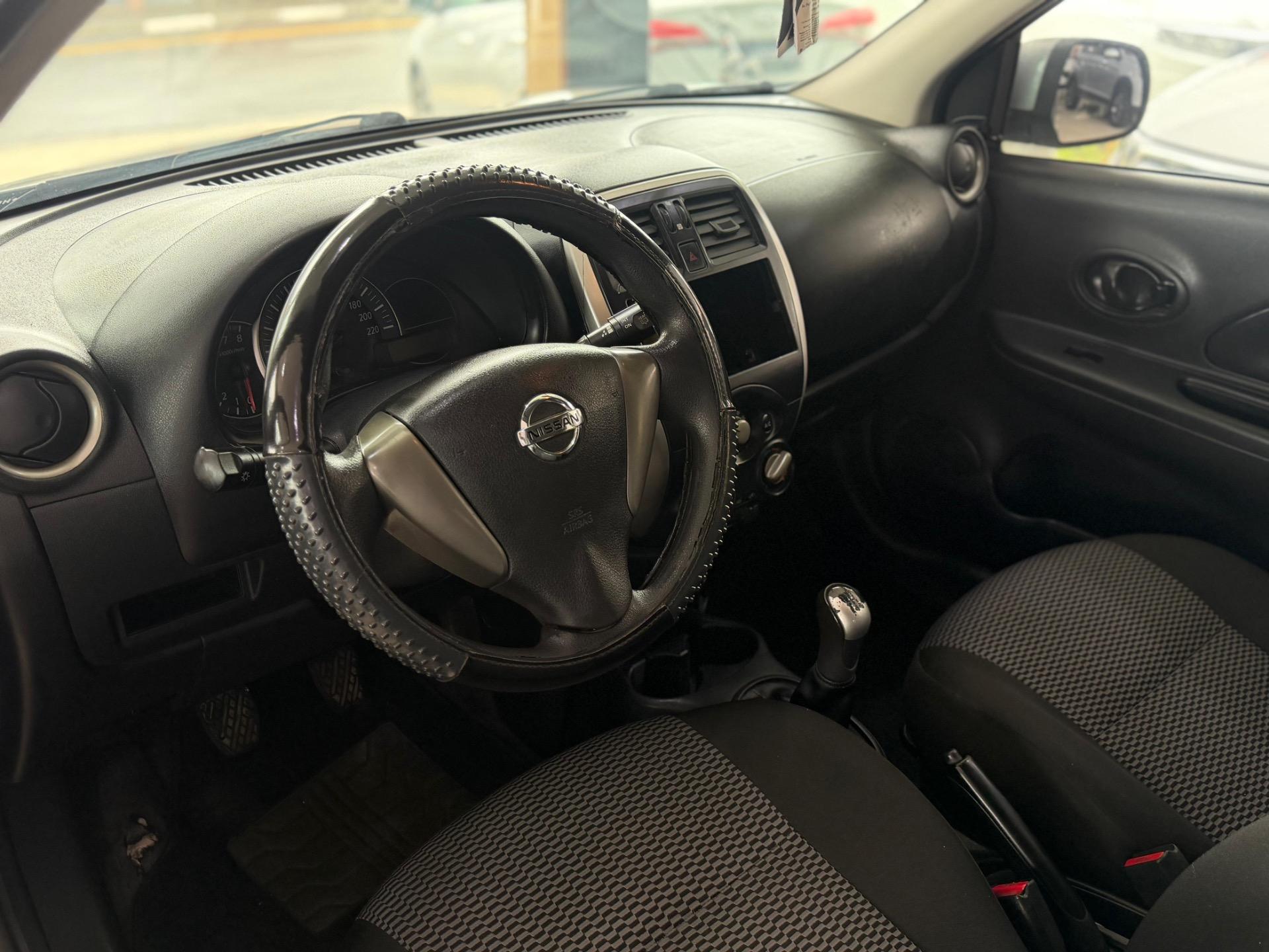 NISSAN March - Foto