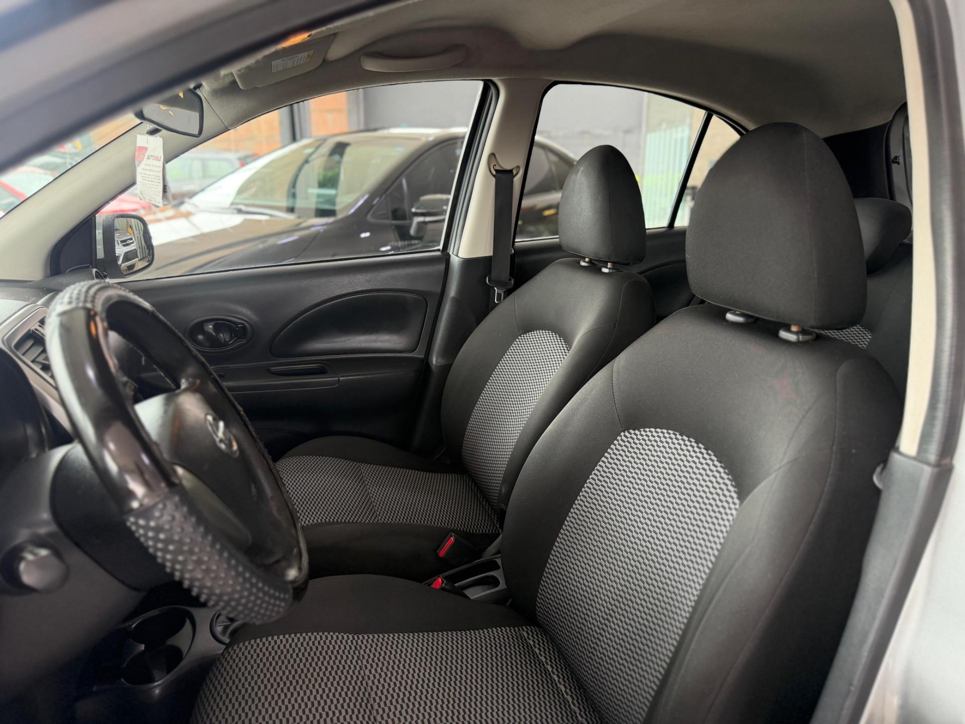 NISSAN March - Foto