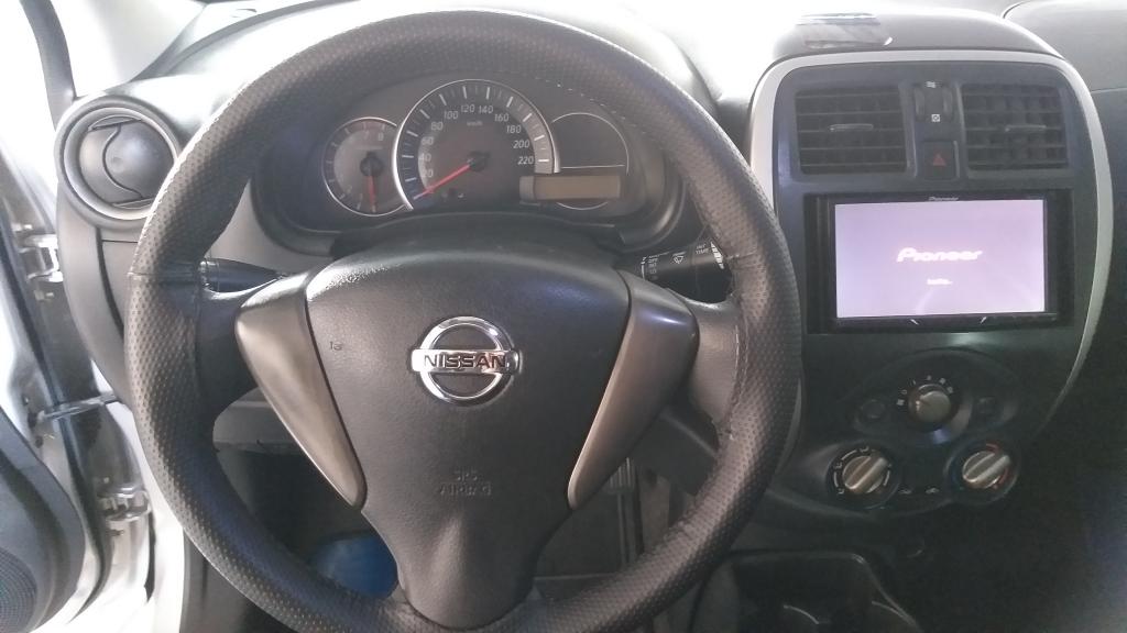 NISSAN March - Foto