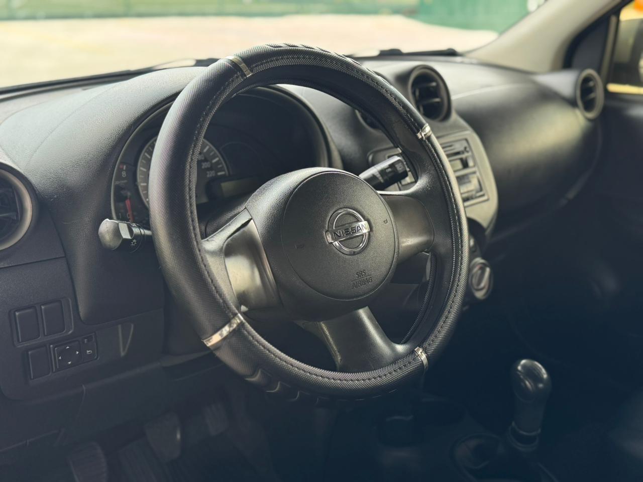NISSAN March - Foto