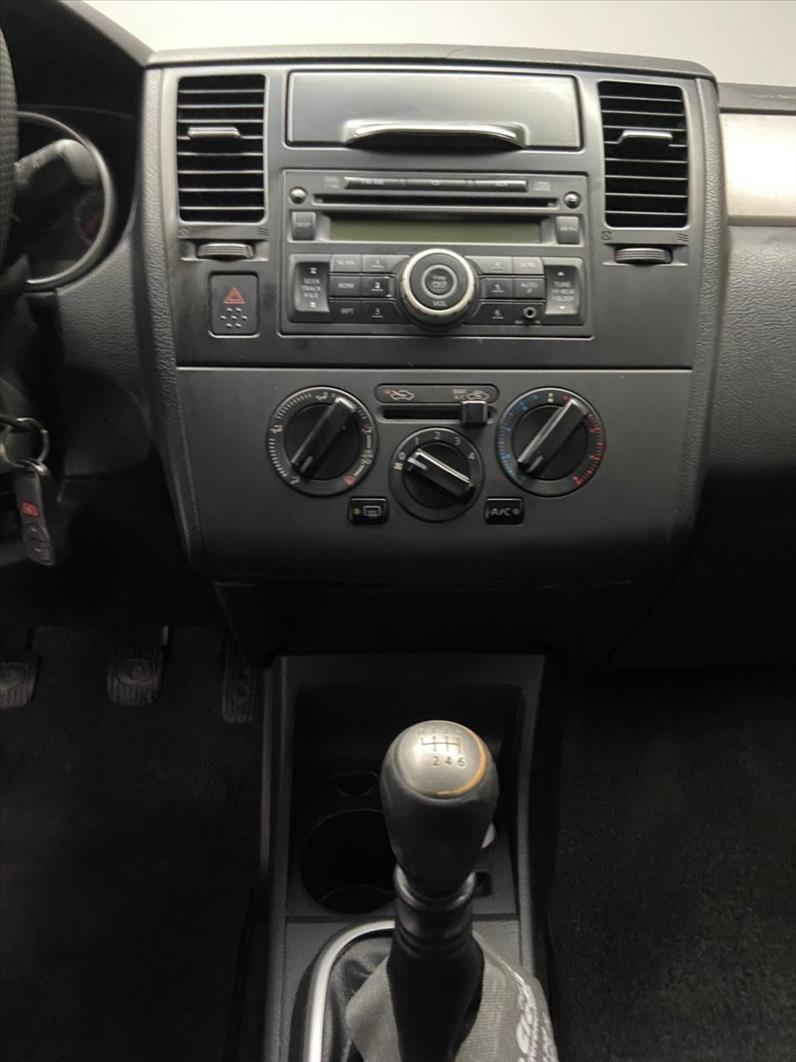 NISSAN Tiida Hatch - Foto