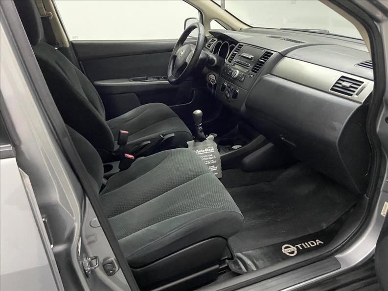 NISSAN Tiida Hatch - Foto