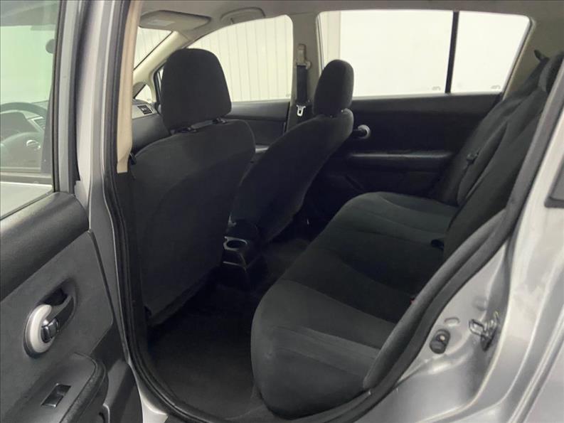 NISSAN Tiida Hatch - Foto