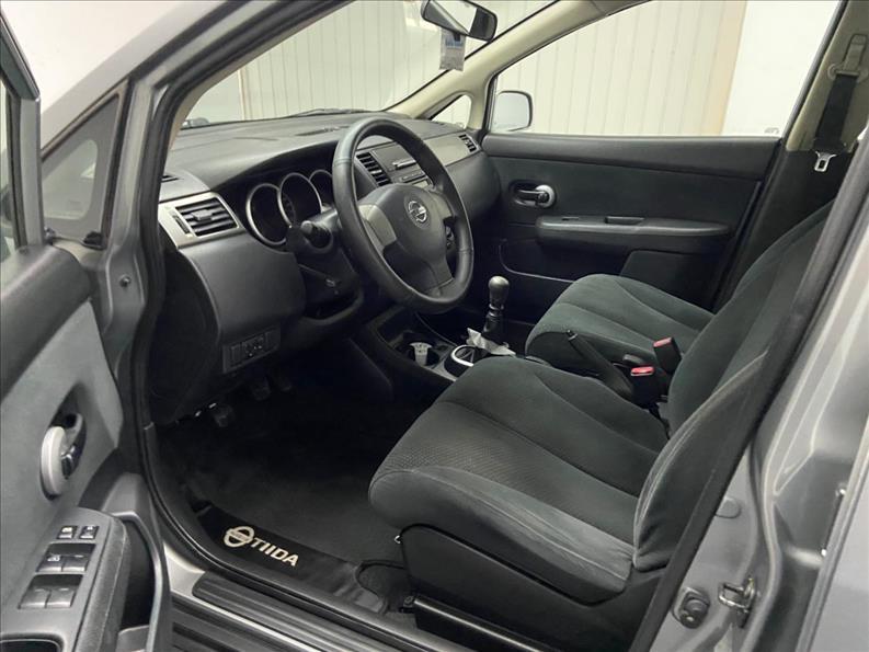 NISSAN Tiida Hatch - Foto