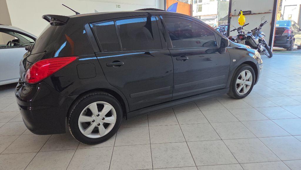 NISSAN Tiida Hatch - Foto
