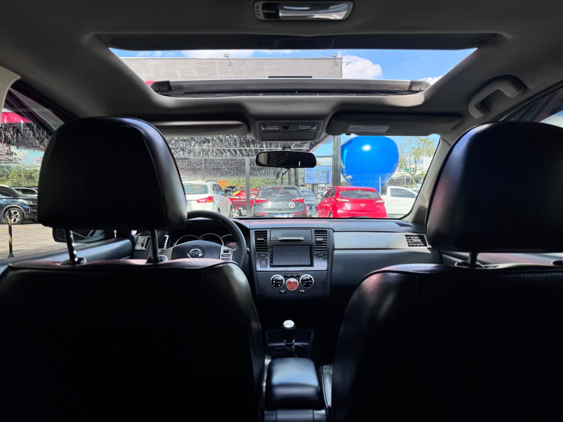 NISSAN Tiida Hatch - Foto