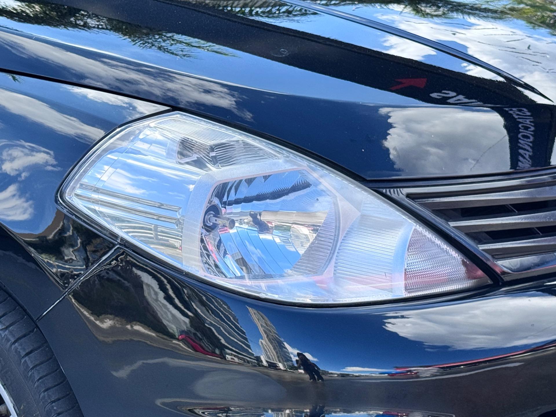 NISSAN Tiida Hatch - Foto