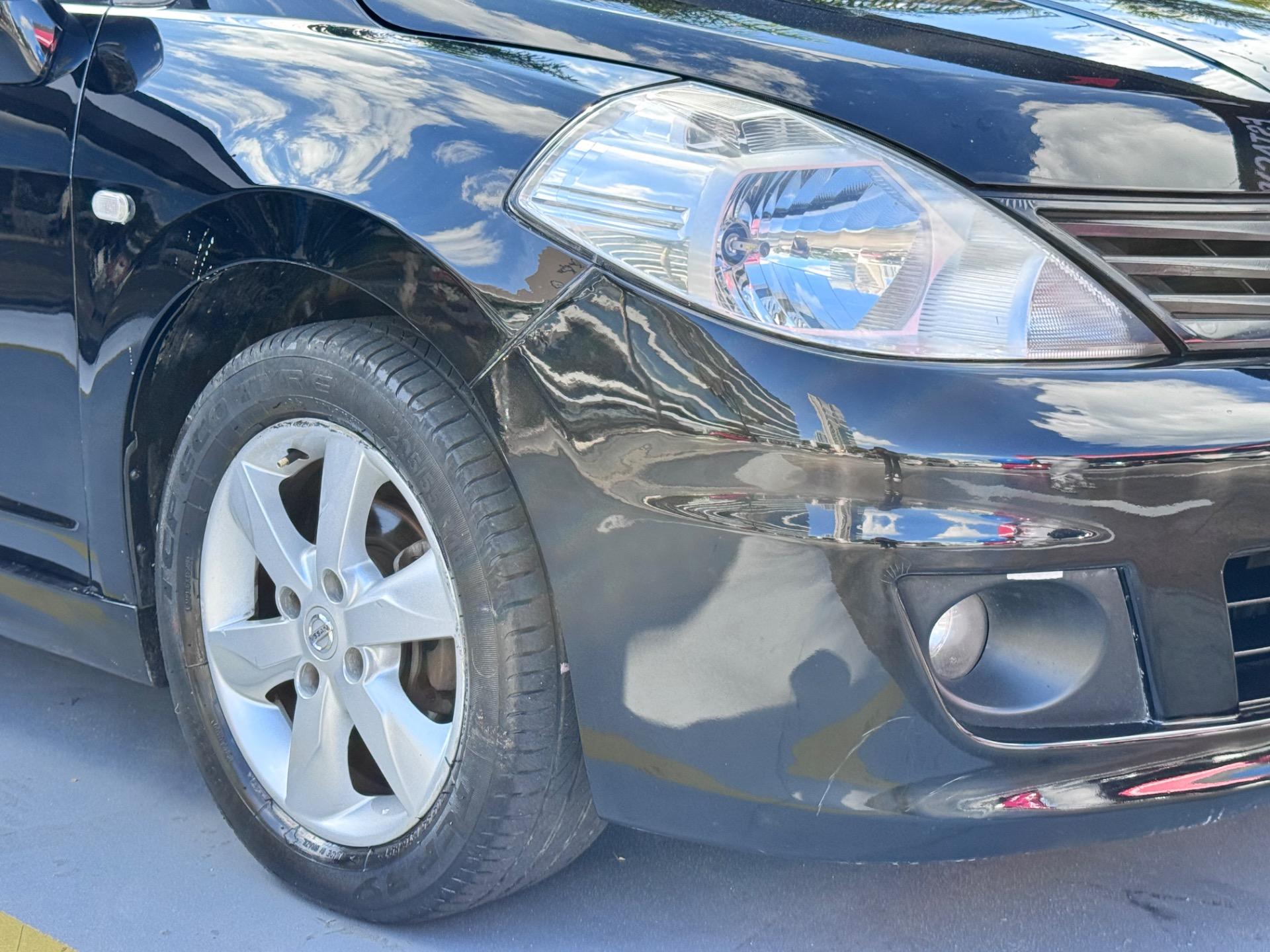 NISSAN Tiida Hatch - Foto