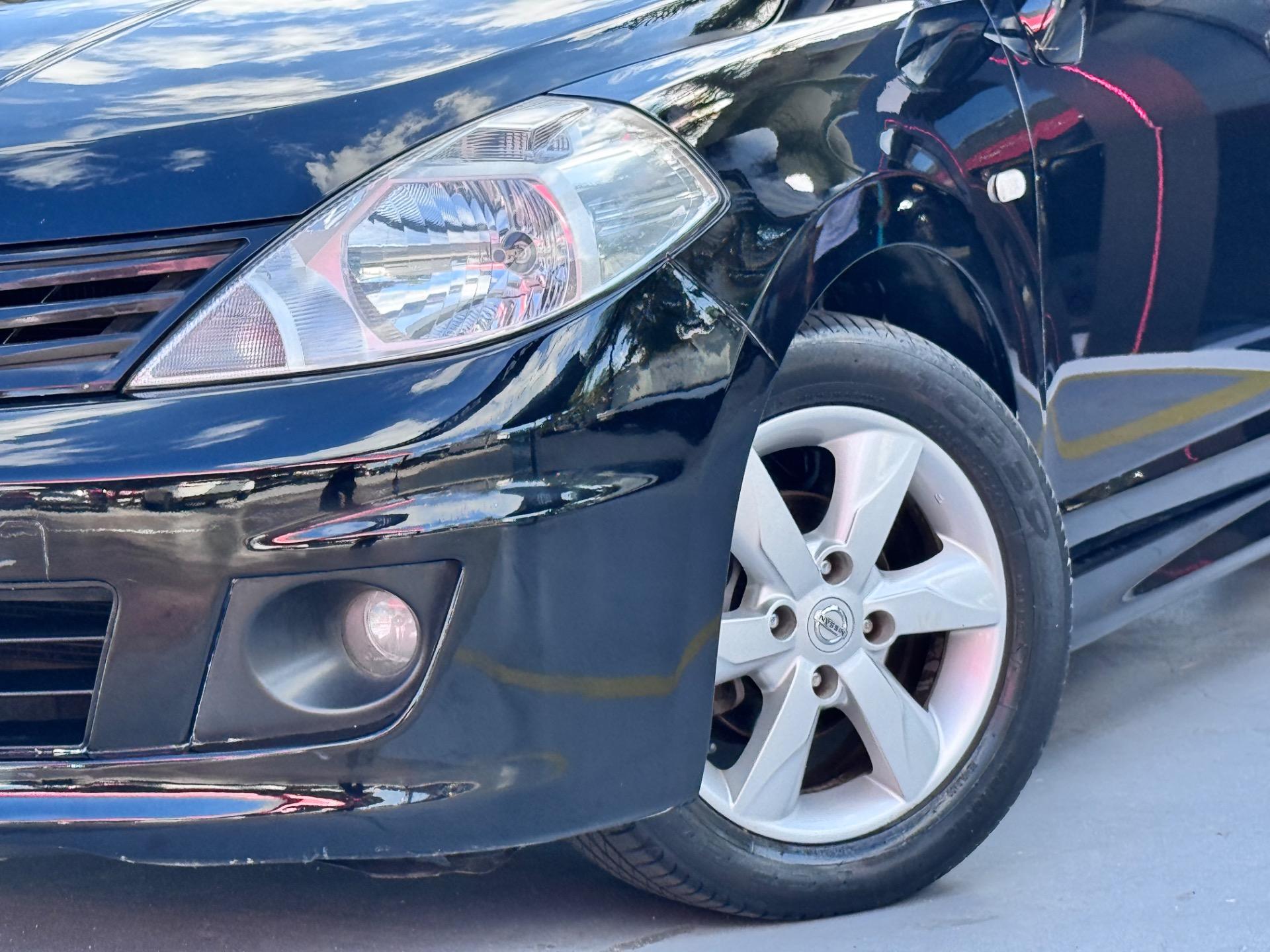 NISSAN Tiida Hatch - Foto