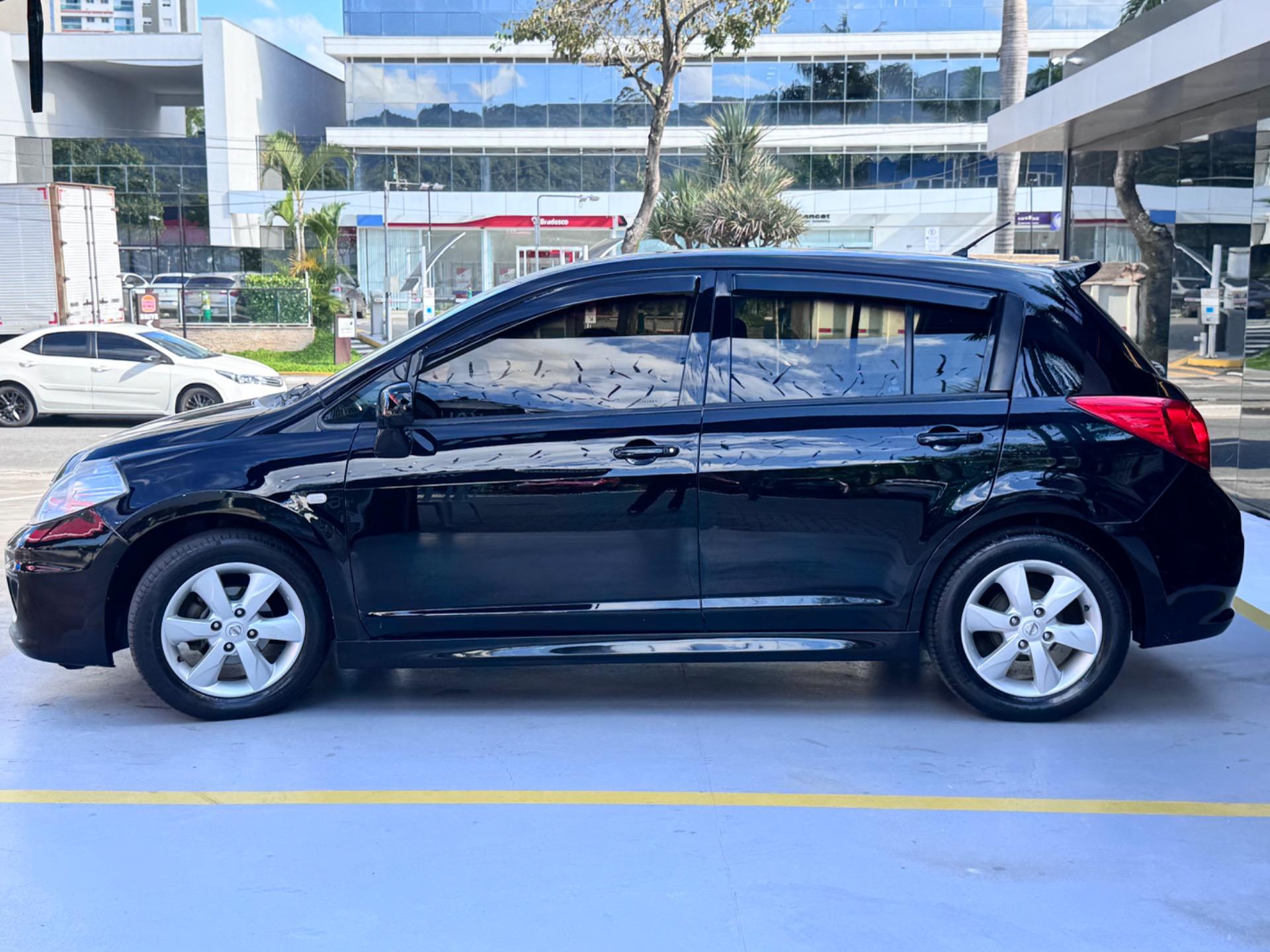 NISSAN Tiida Hatch - Foto