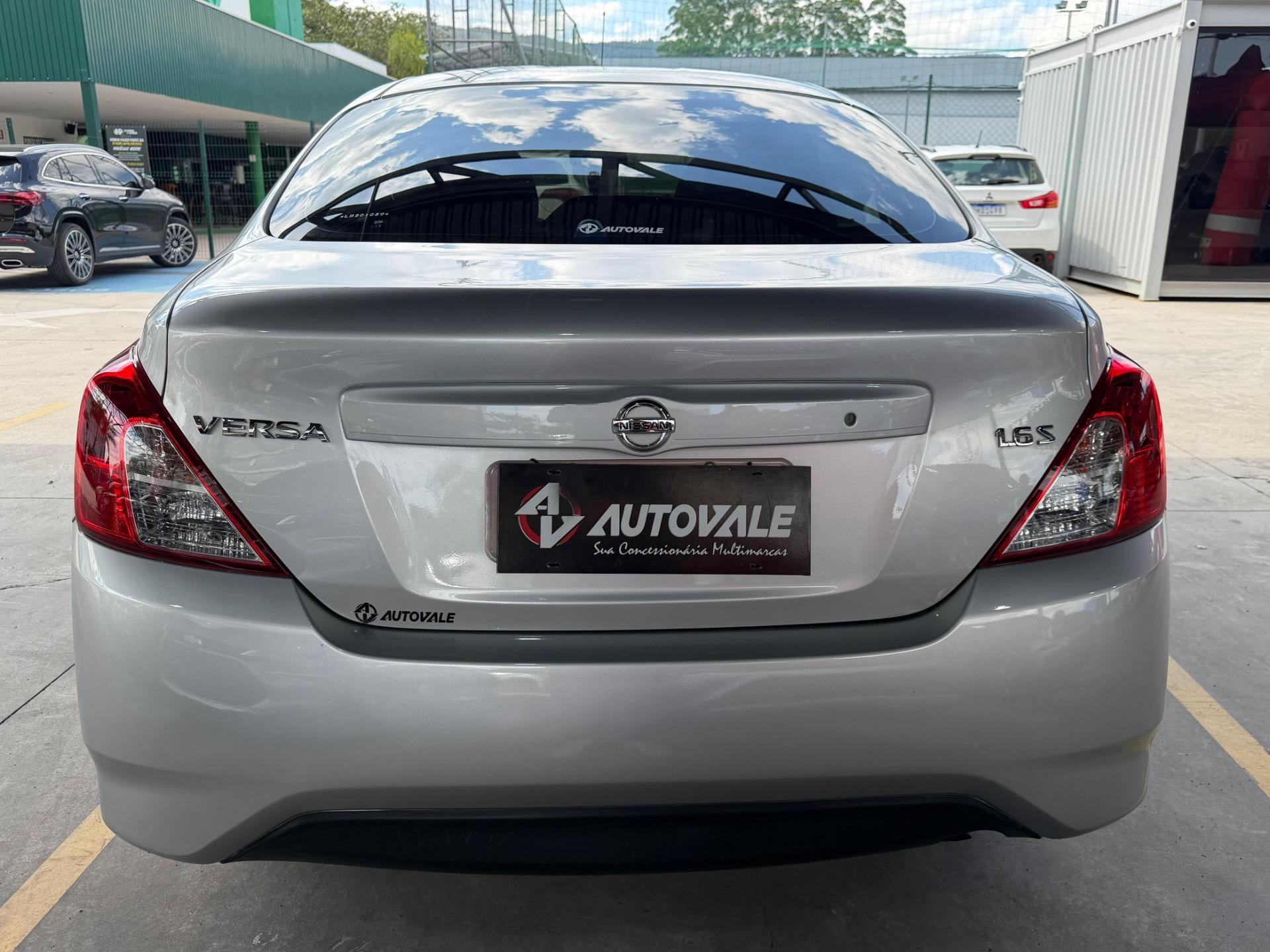 NISSAN Versa Sedan - Foto