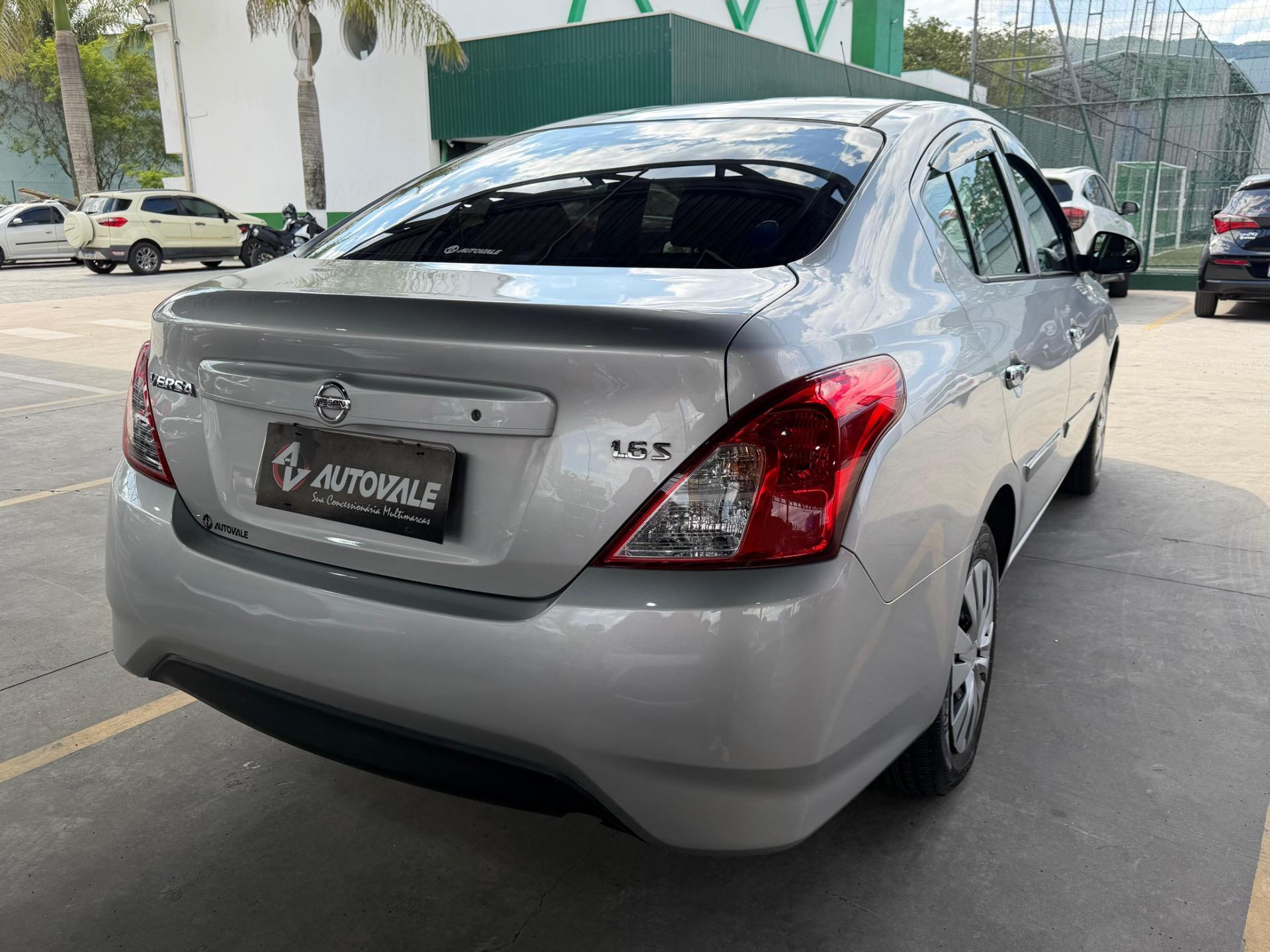 NISSAN Versa Sedan - Foto