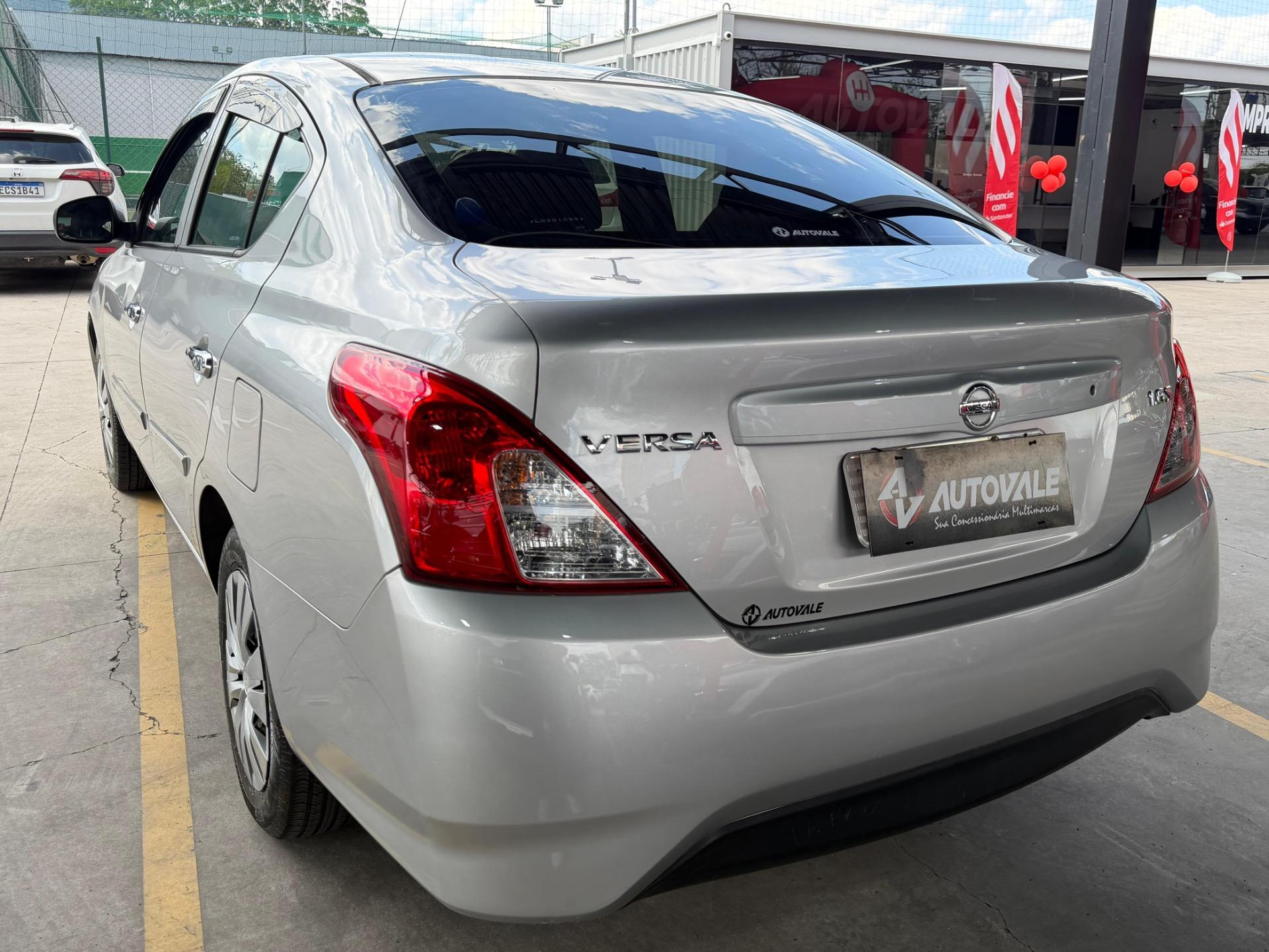 NISSAN Versa Sedan - Foto