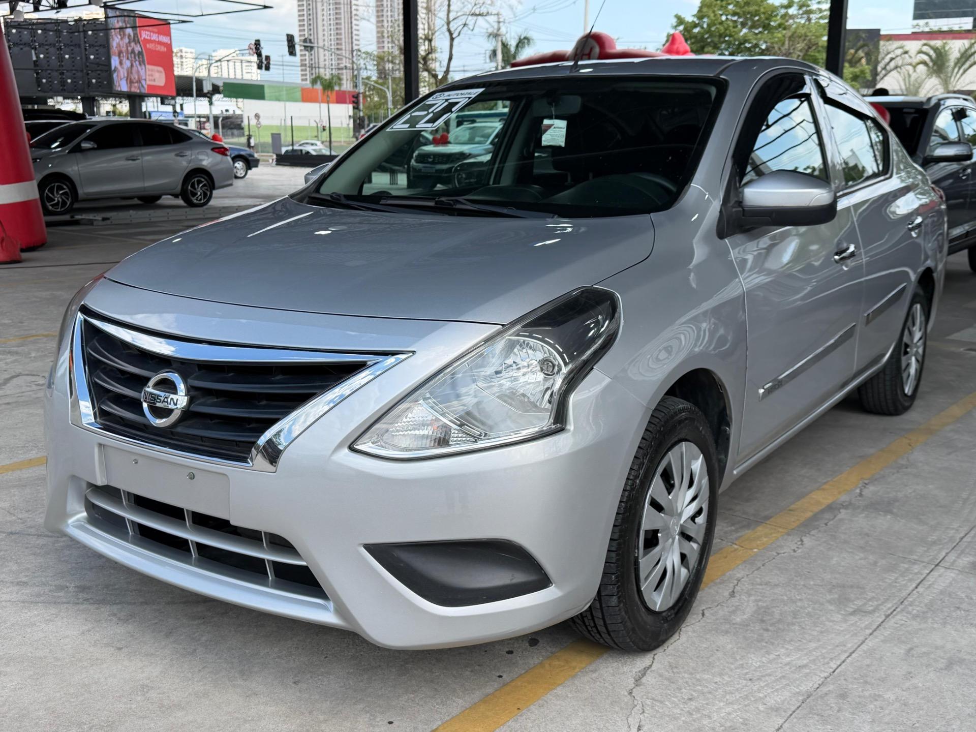 NISSAN Versa Sedan - Foto