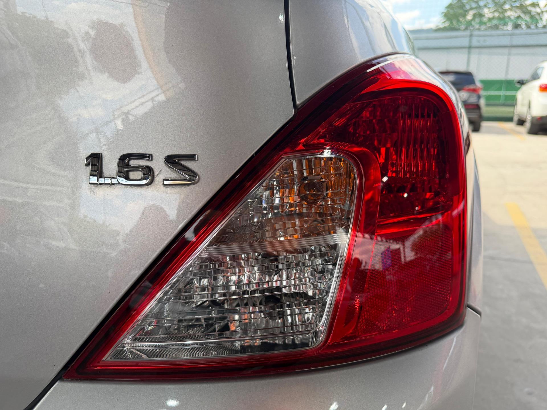 NISSAN Versa Sedan - Foto