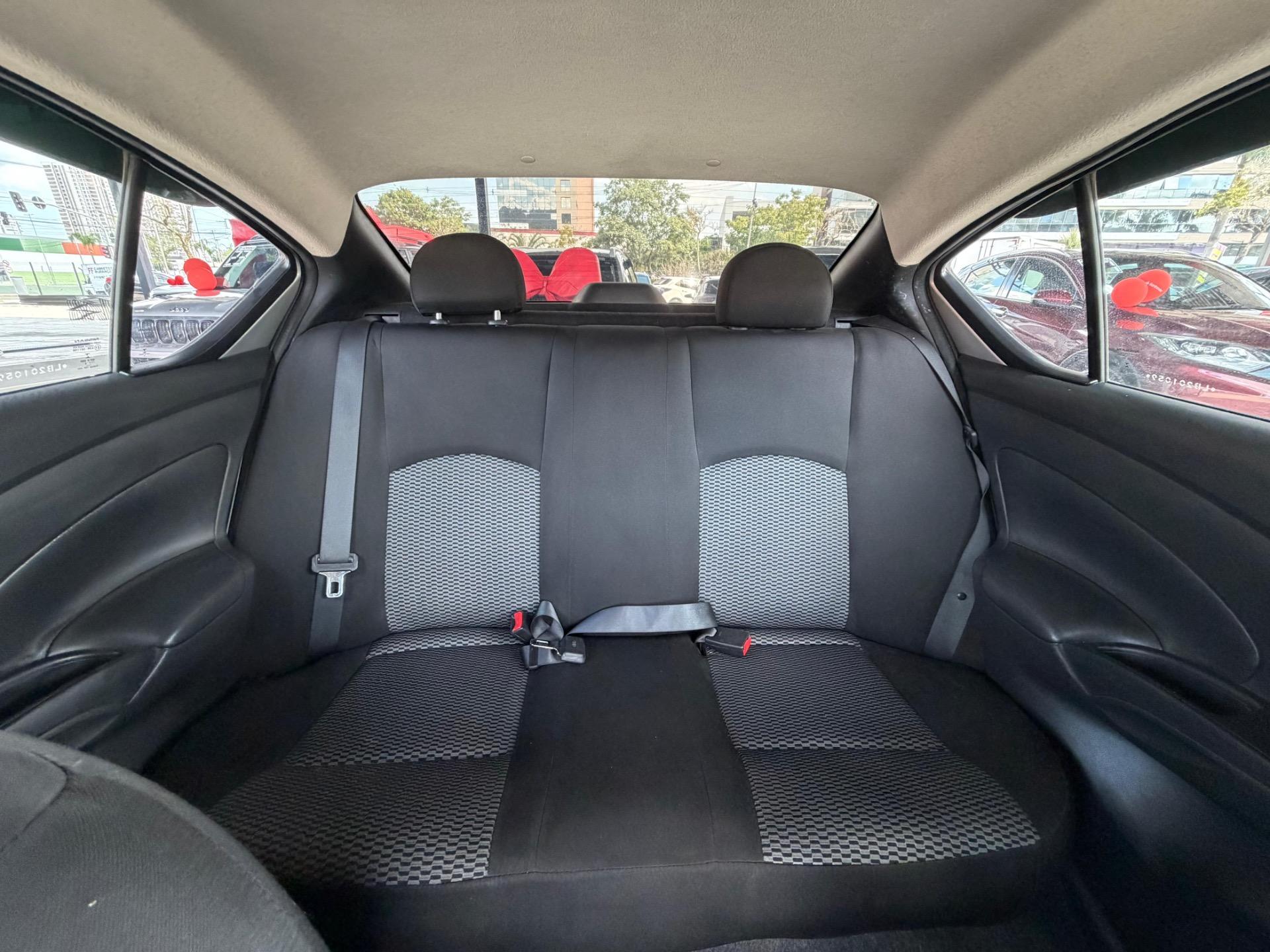 NISSAN Versa Sedan - Foto