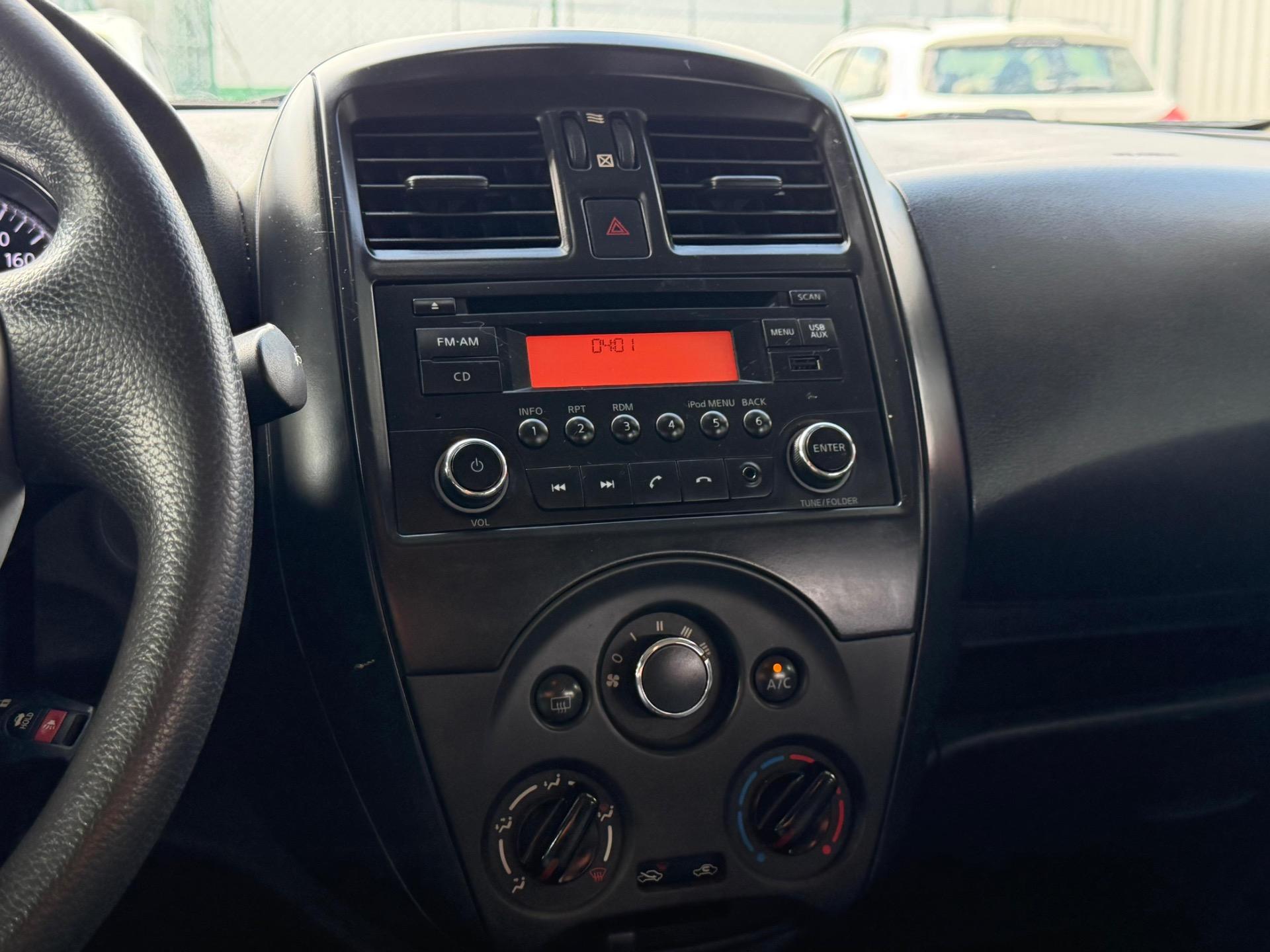 NISSAN Versa Sedan - Foto