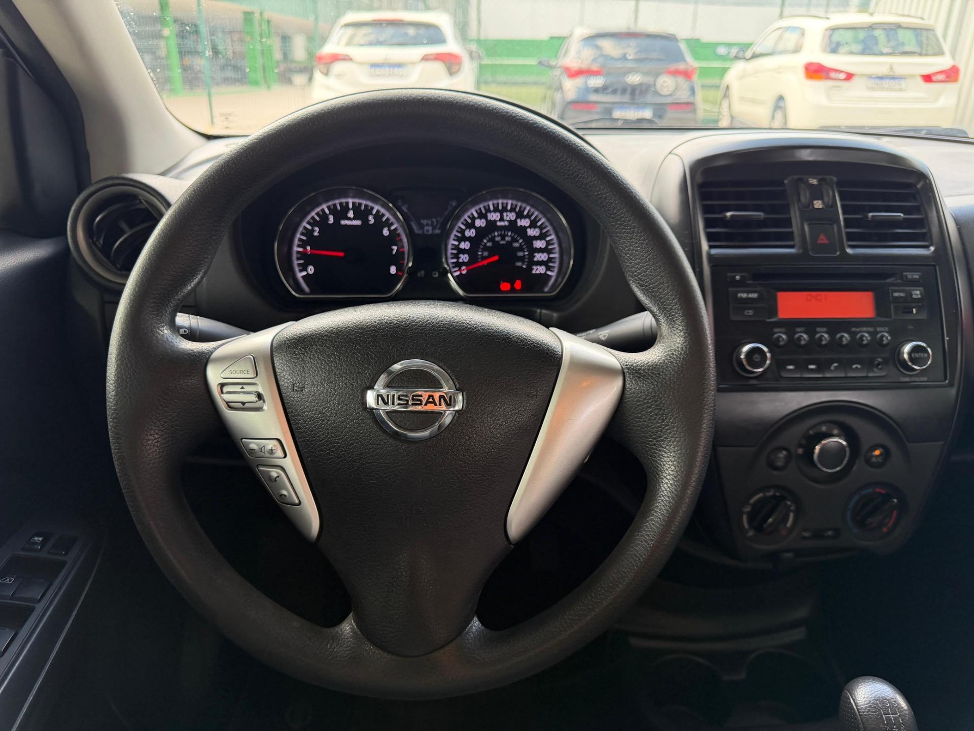 NISSAN Versa Sedan - Foto