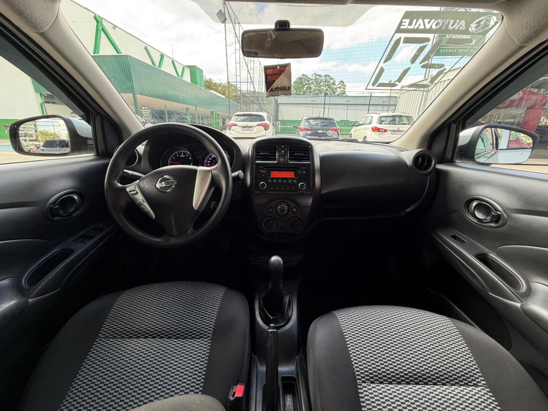 NISSAN Versa Sedan - Foto