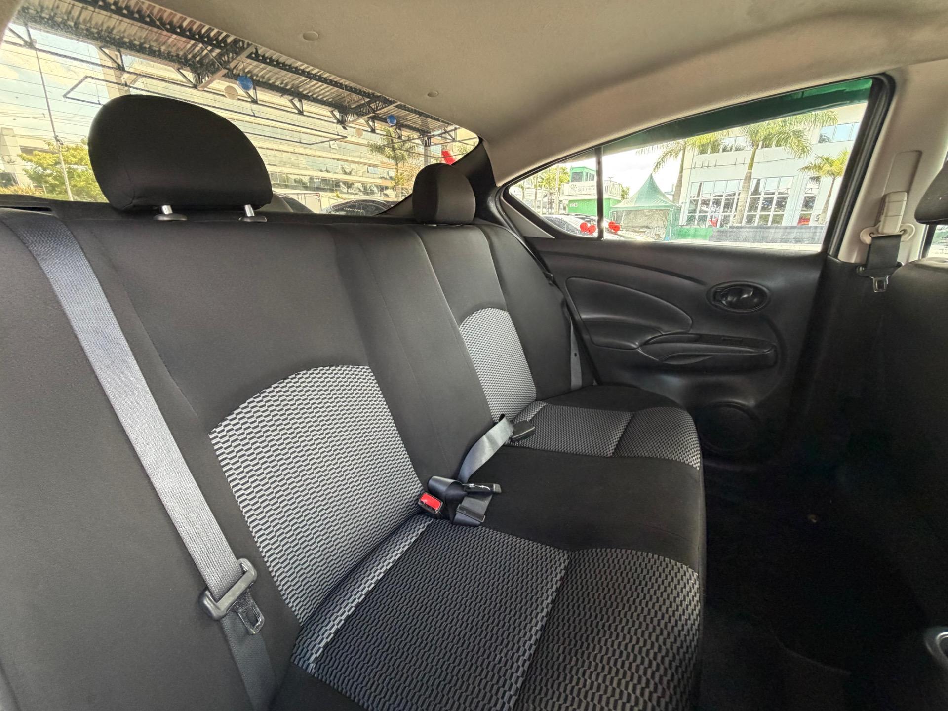 NISSAN Versa Sedan - Foto