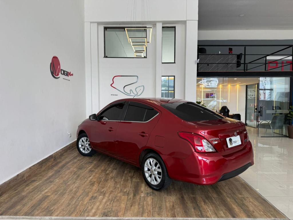 NISSAN Versa Sedan - Foto