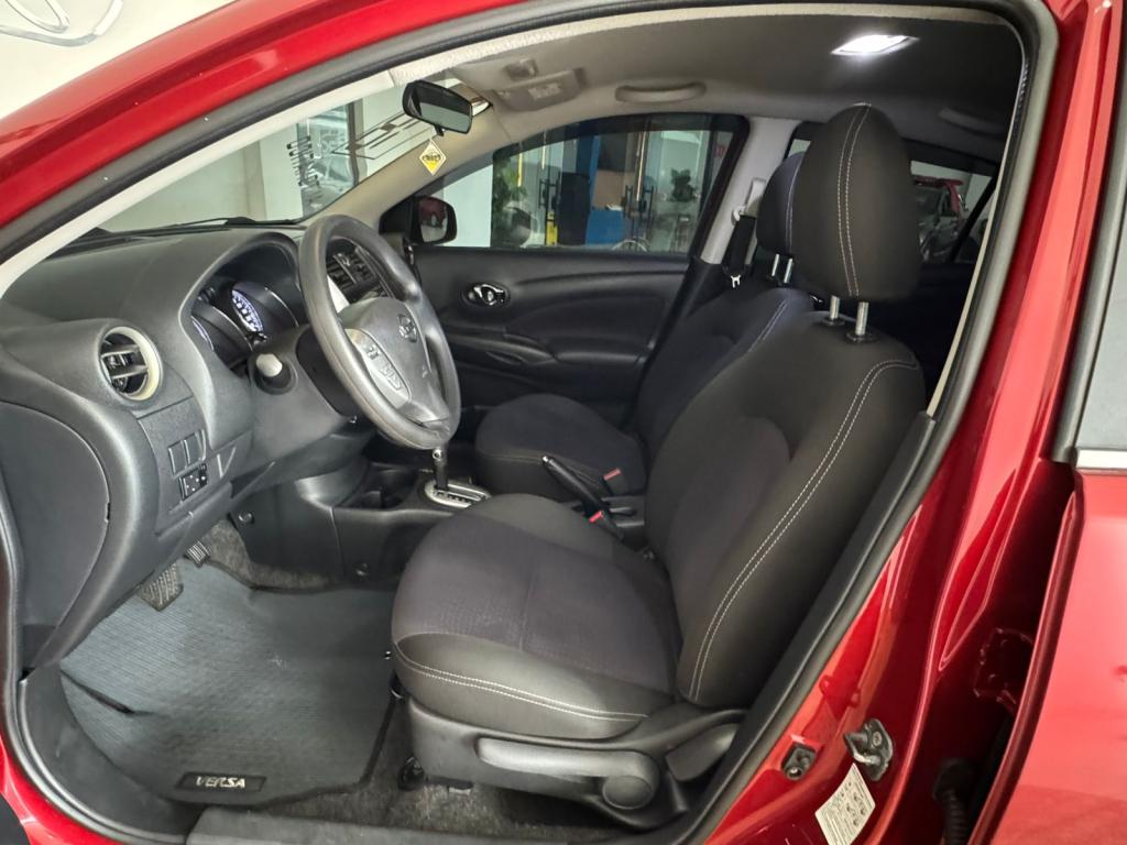 NISSAN Versa Sedan - Foto