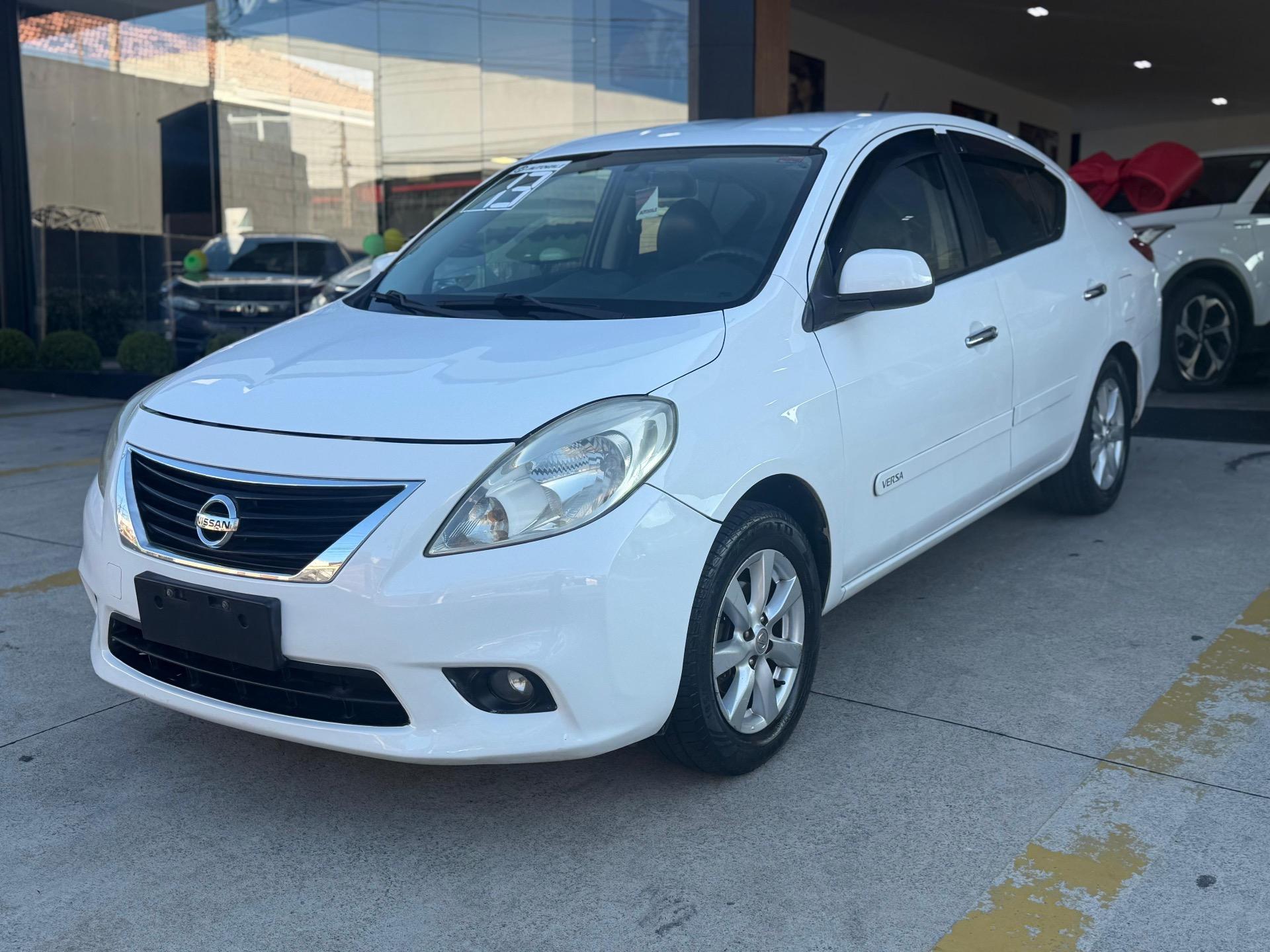 NISSAN Versa Sedan - Foto